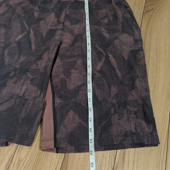 Lululemon 2019 T.H.E short 11" linerless - Picture 6 of 8